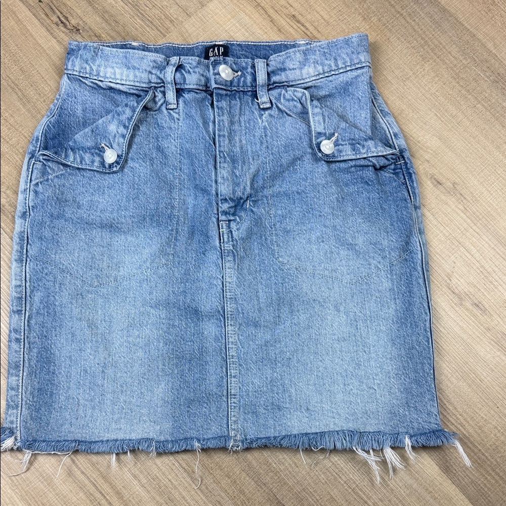 GAP Light Wash Denim Mini Skirt Raw Frayed Hem Utility Pockets Women's Size 4/27
